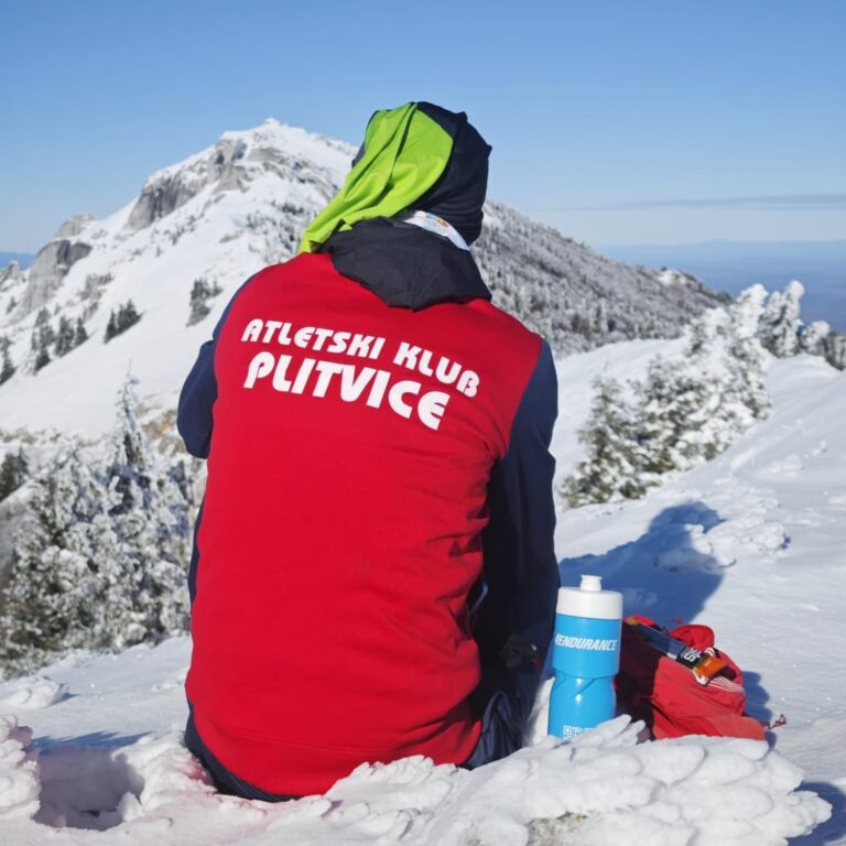 Atletski klub Plitvice daje izazov čitateljima: Pogodite tko im je pravio društvo na vrhu Plješevice