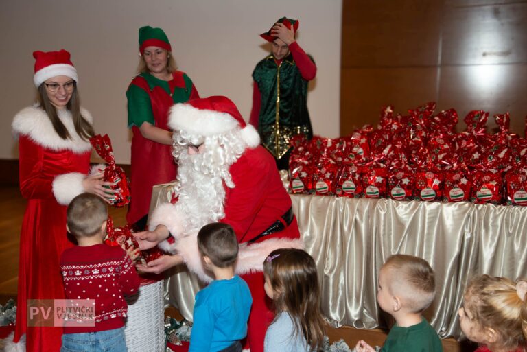 Mališani iz vrtića uživali u božićnom druženju u hotelu Jezero