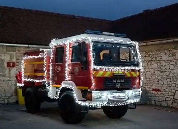 Vatrogasci ukrasili „šumara“ i pozivaju građane na božićno fotografiranje