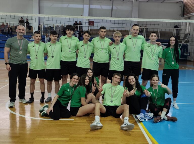 Učenici Srednje škole Plitvička jezera osvojili dva druga mjesta na županijskom natjecanju u odbojci