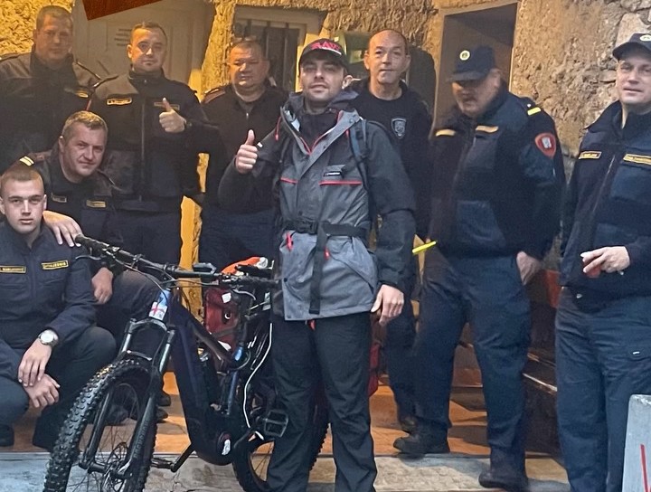 Vatrogasci s Plitvica ugostili biciklista na putu od Liverpoola do Indije